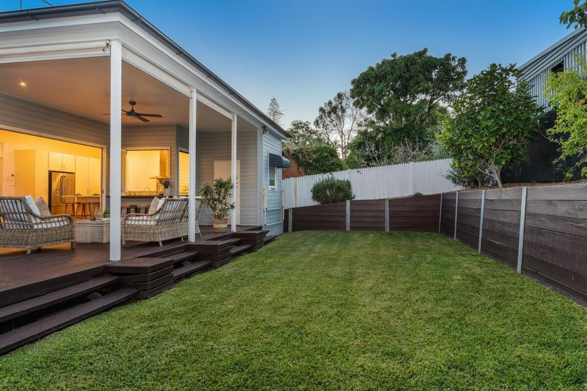 Holiday home Luxury Queenslander Awaits! Sleeps 8, 3 Car Parks Brisbane