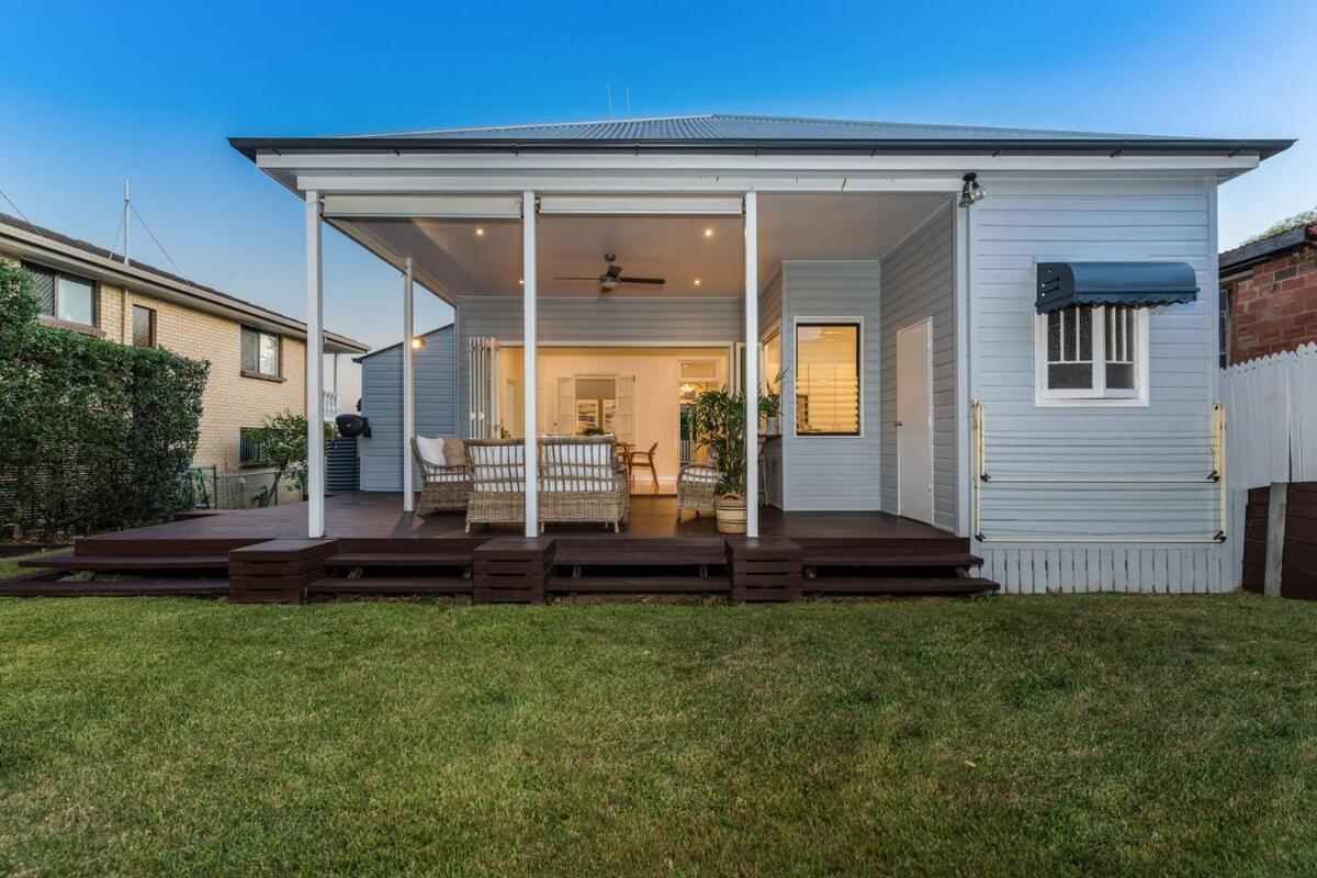 Holiday home Luxury Queenslander Awaits! Sleeps 8, 3 Car Parks Brisbane