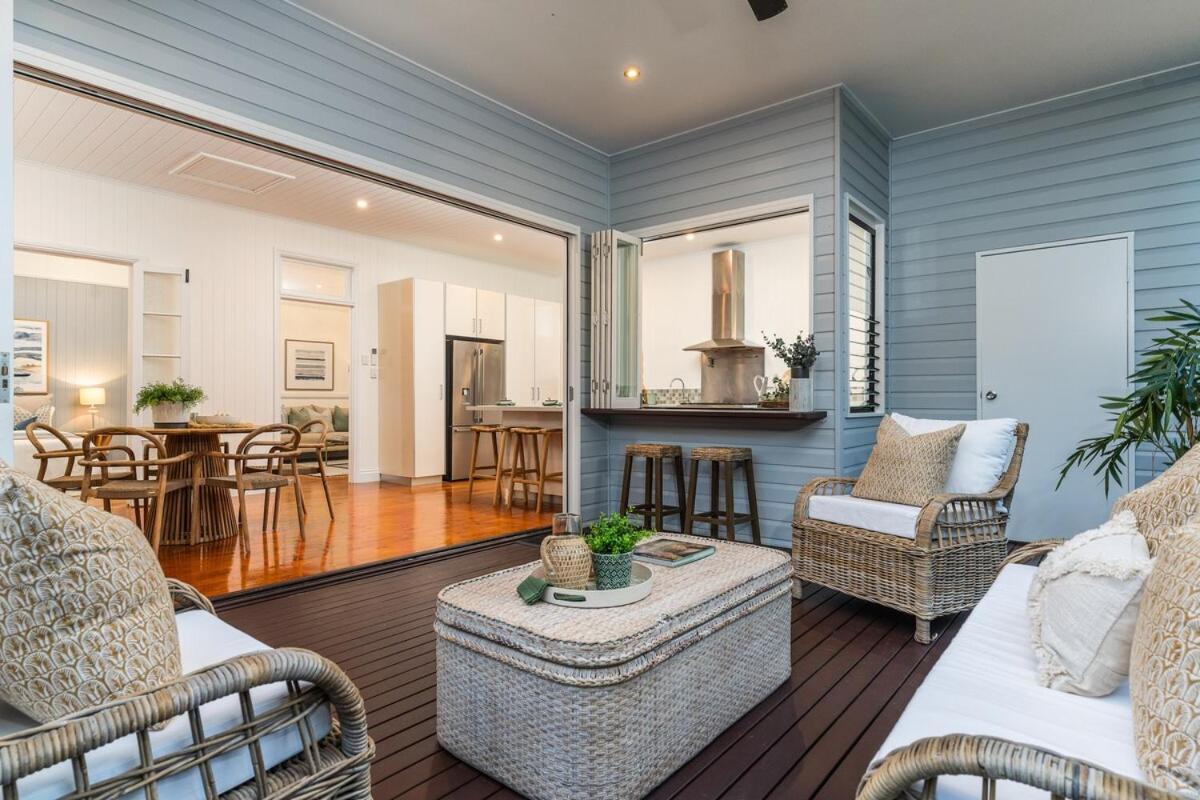 Luxury Queenslander Awaits! Sleeps 8, 3 Car Parks Brisbane