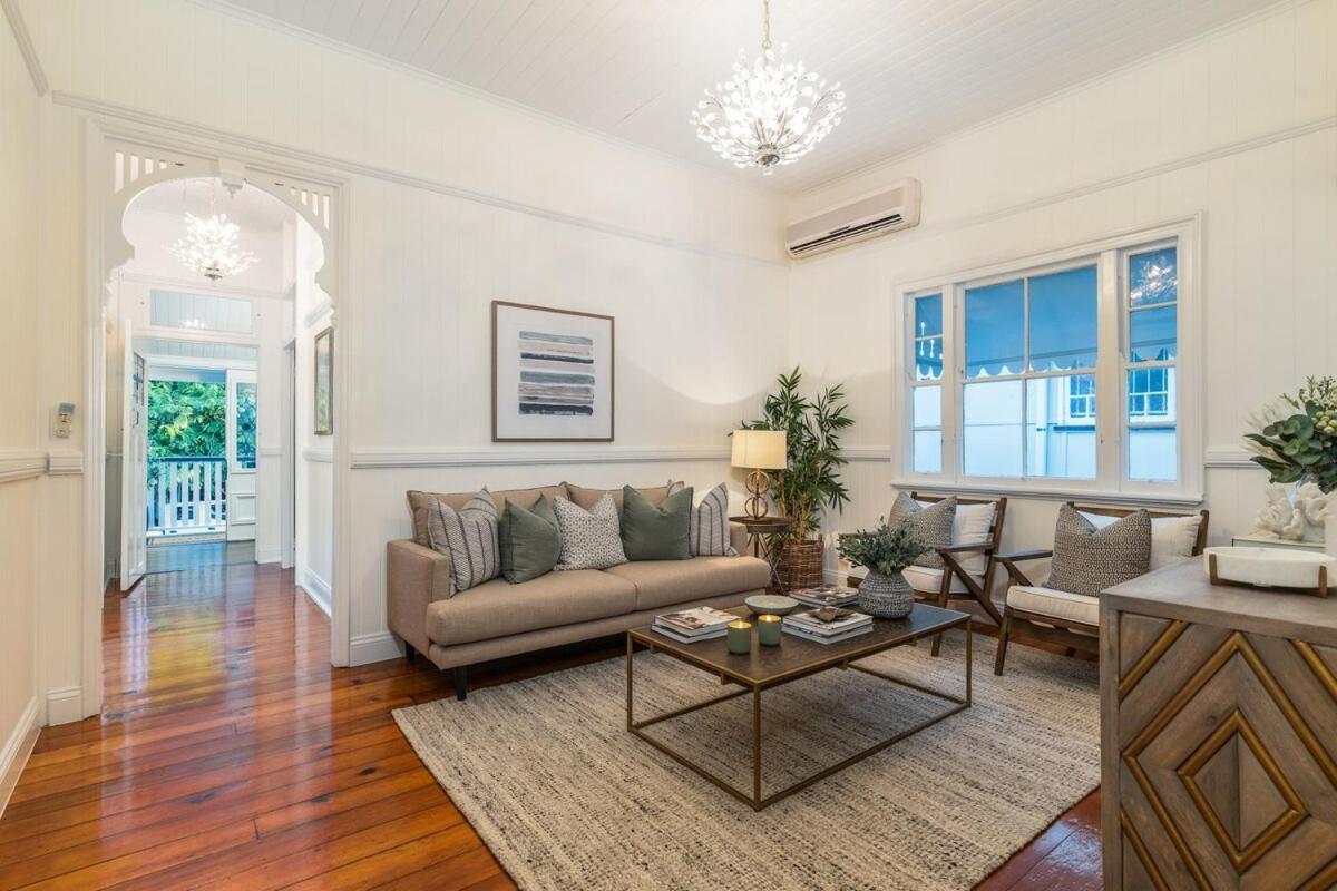 Luxury Queenslander Awaits! Sleeps 8, 3 Car Parks Holiday home Brisbane