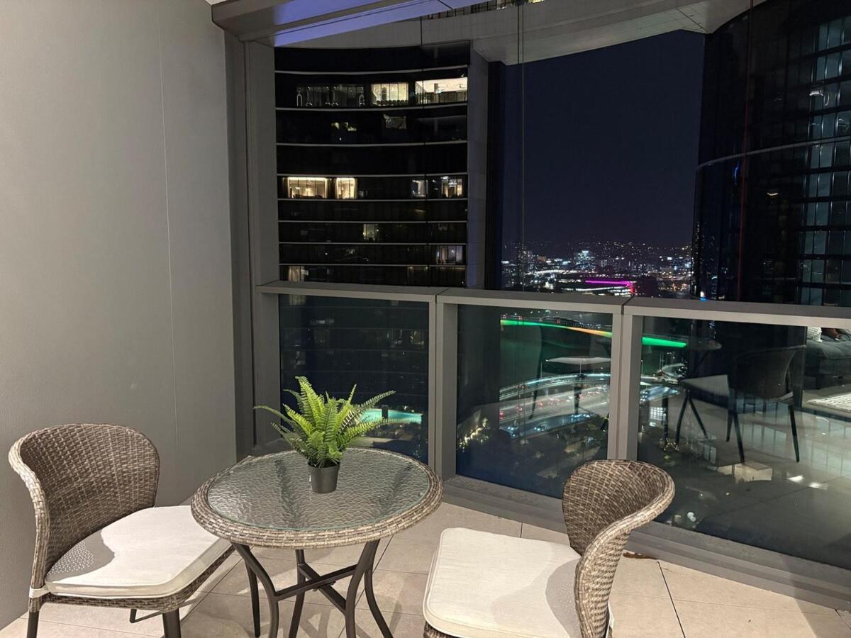 2b2b Retreat Land In Queens Wharf Apartment