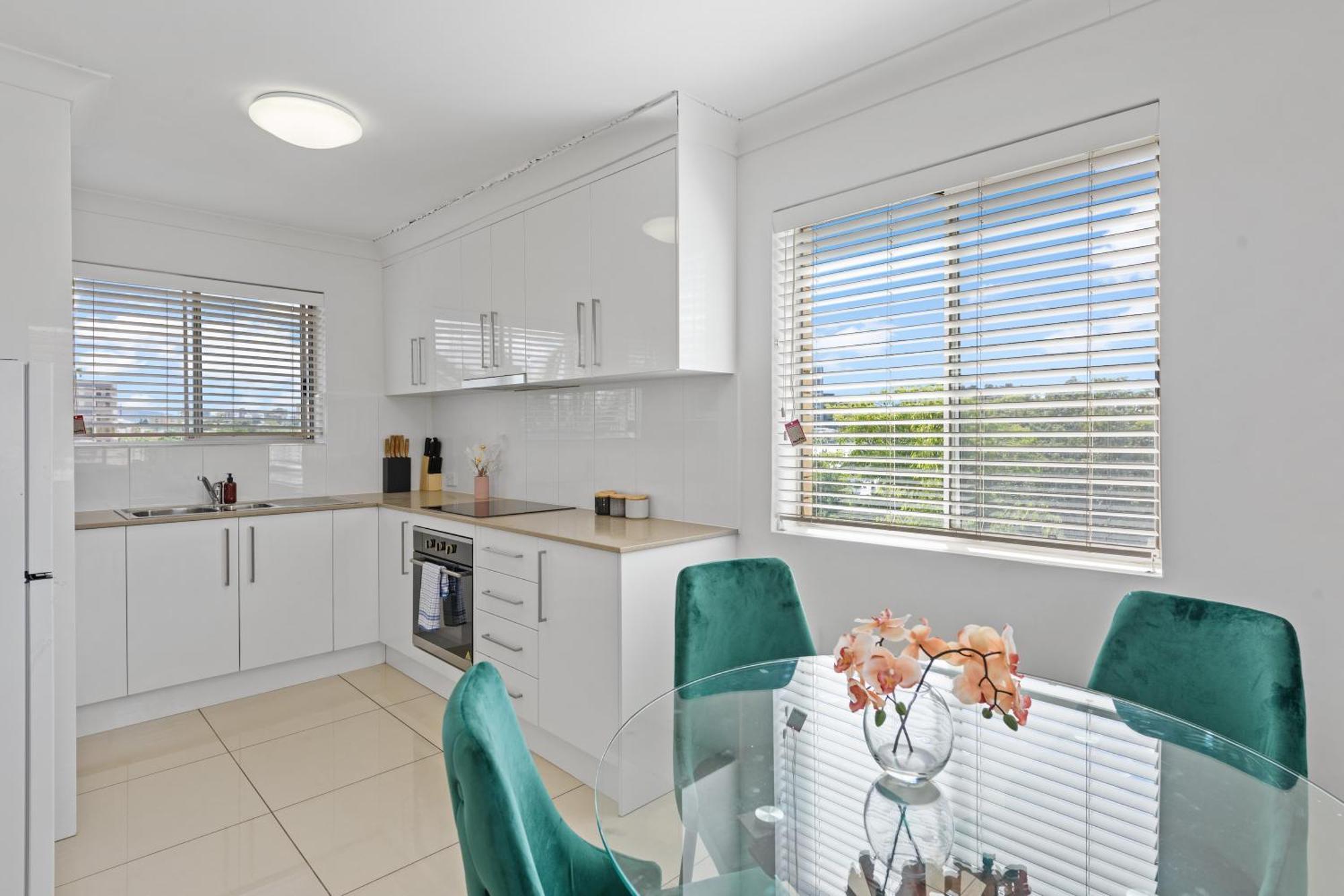 Stylish 3brm With Views,free Parking & Wifi Apartment *