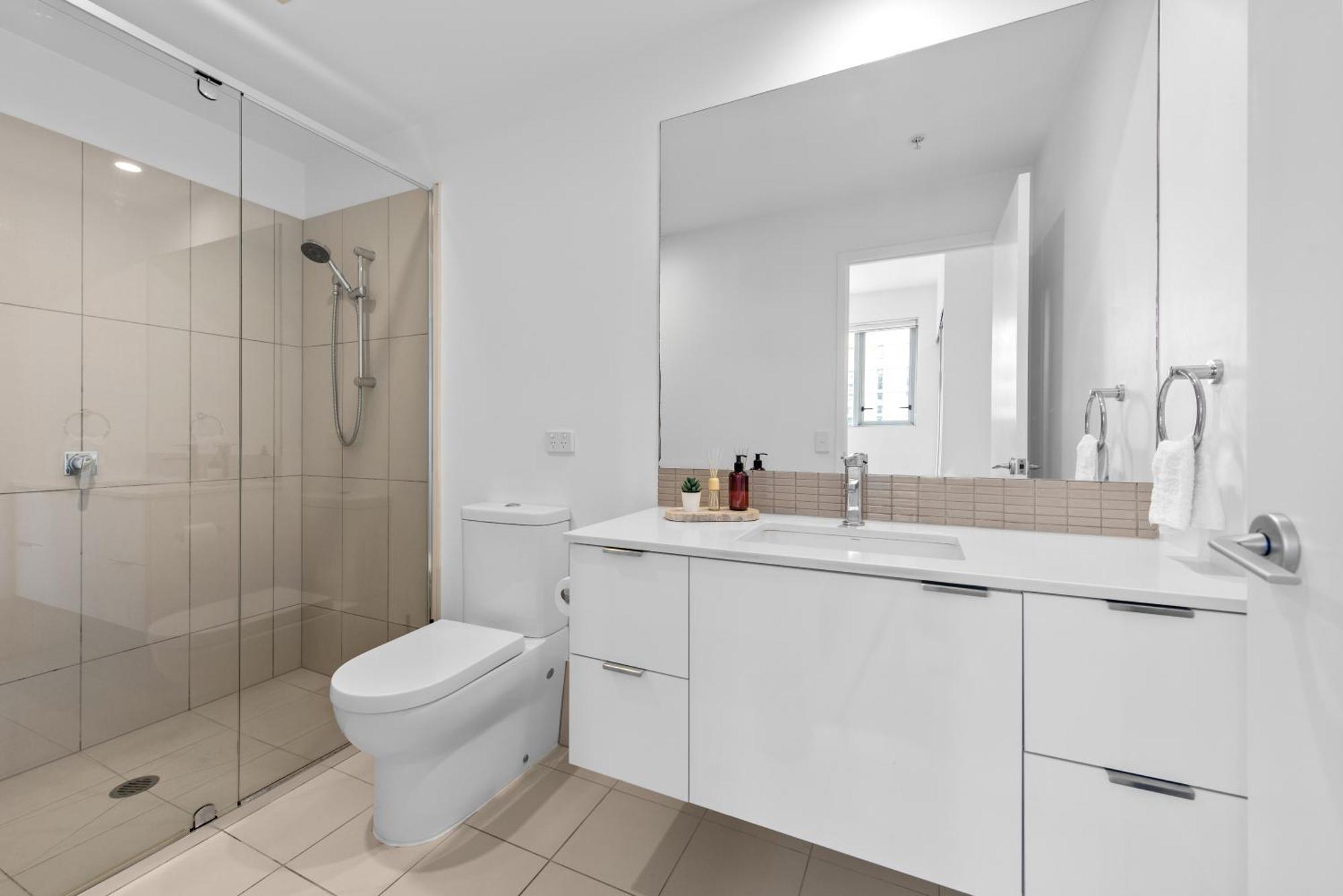 Bright And Cozy 2br With King Bed, Parking & Wi-fi Apartamento *