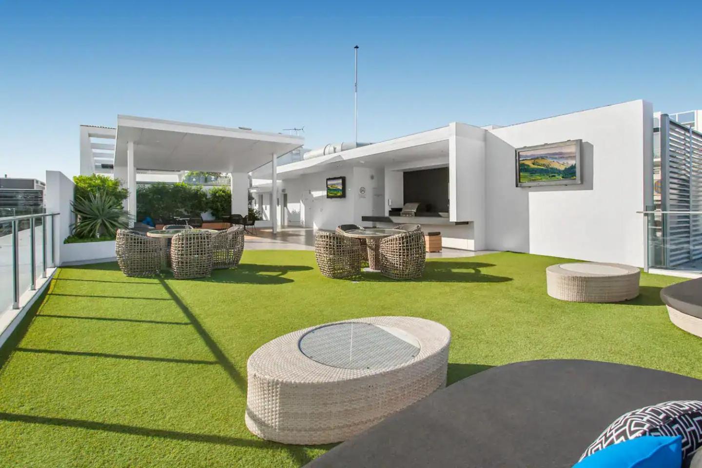 Bright With Balcony, Rooftop Pool & Parking! Apartment *