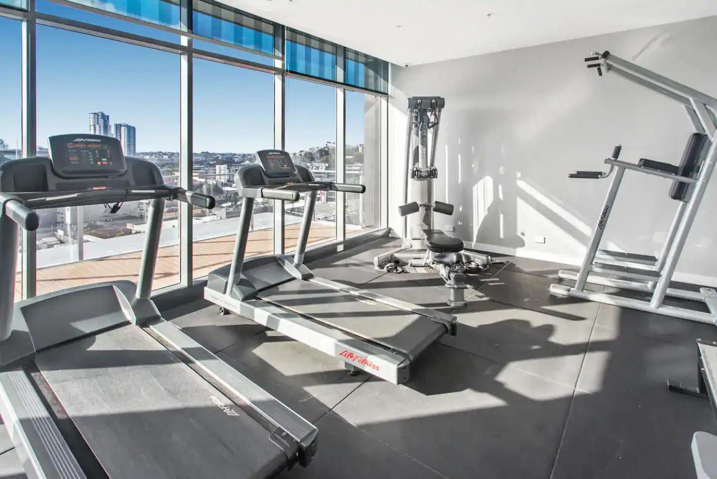 Bright With Balcony, Rooftop Pool & Parking! * Brisbane