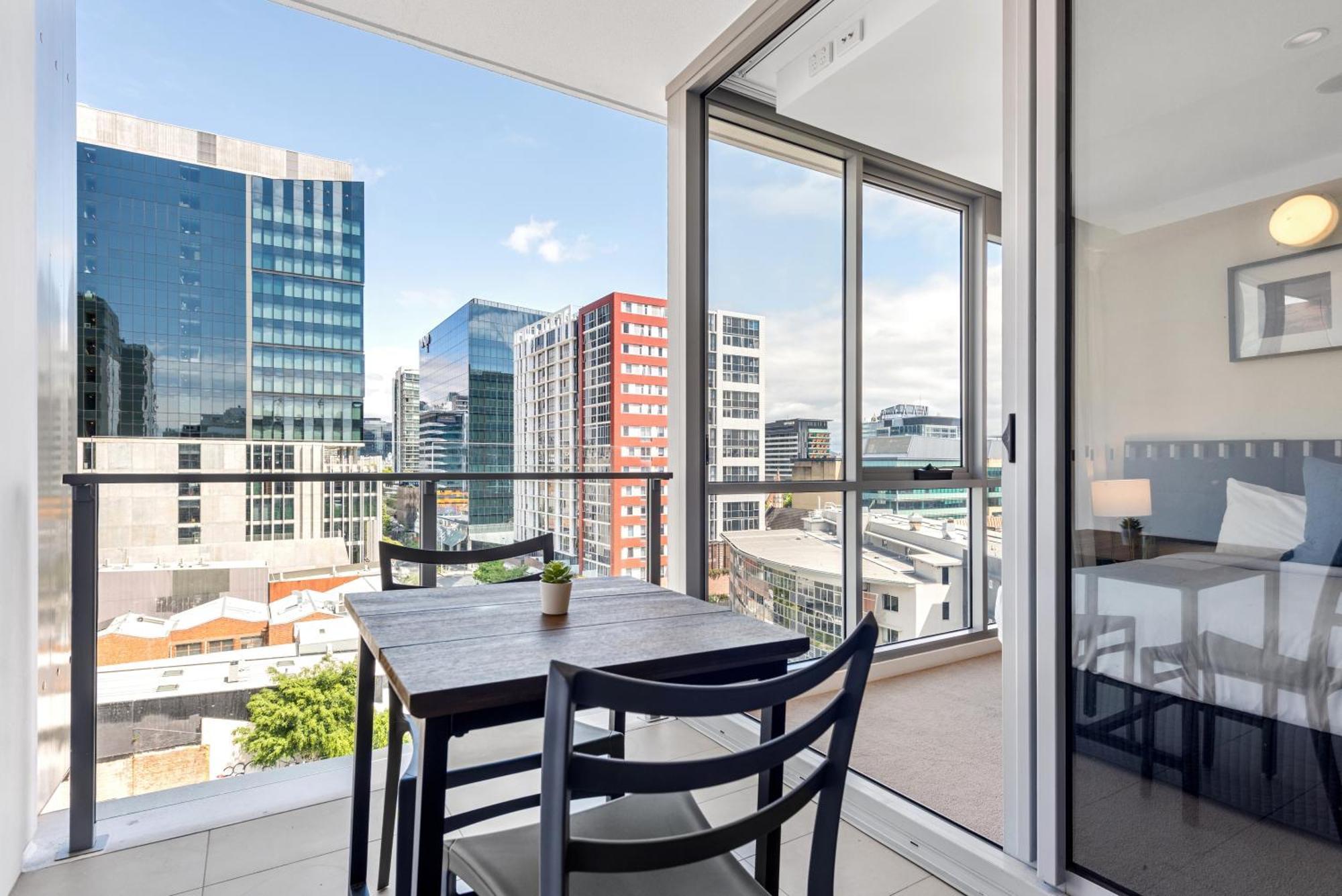 Bright With Balcony, Rooftop Pool & Parking! * Brisbane