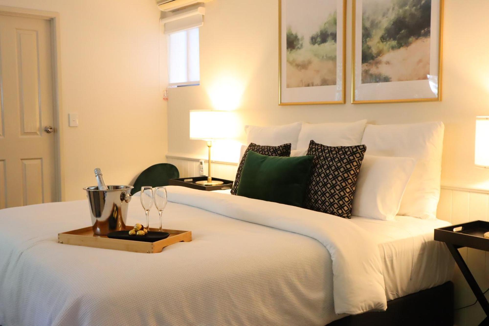 Quality Robertson Gardens Hotel 4*