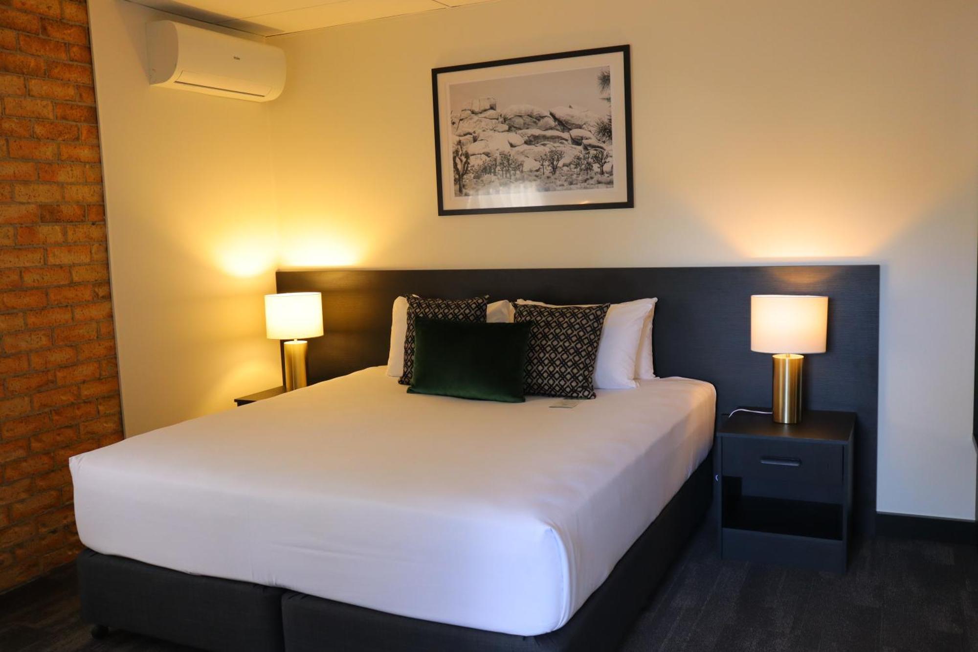 Quality Robertson Gardens Hotel 4*