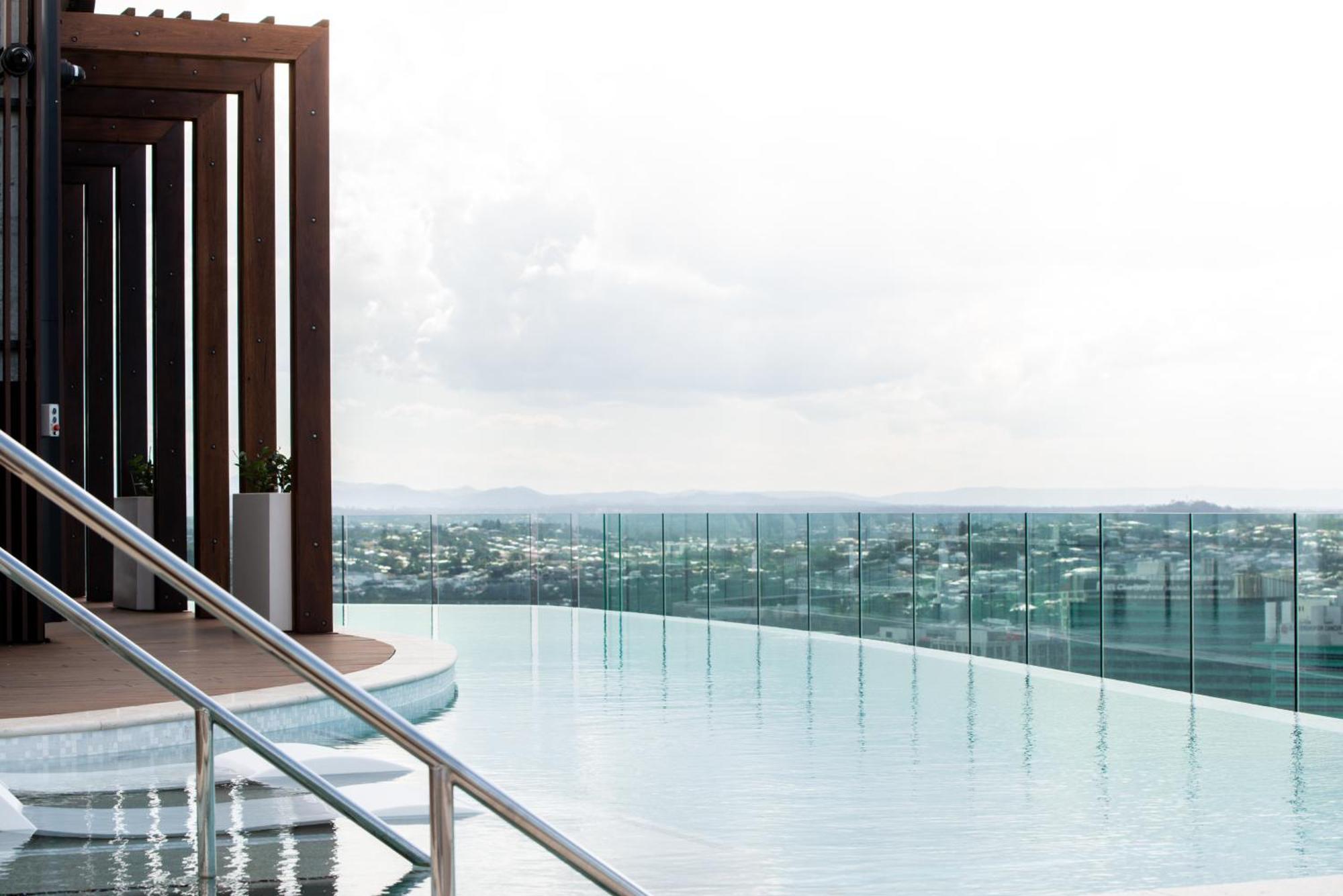 Modern Valley Pad With Rooftop Pool, Study & Parking Apartment *
