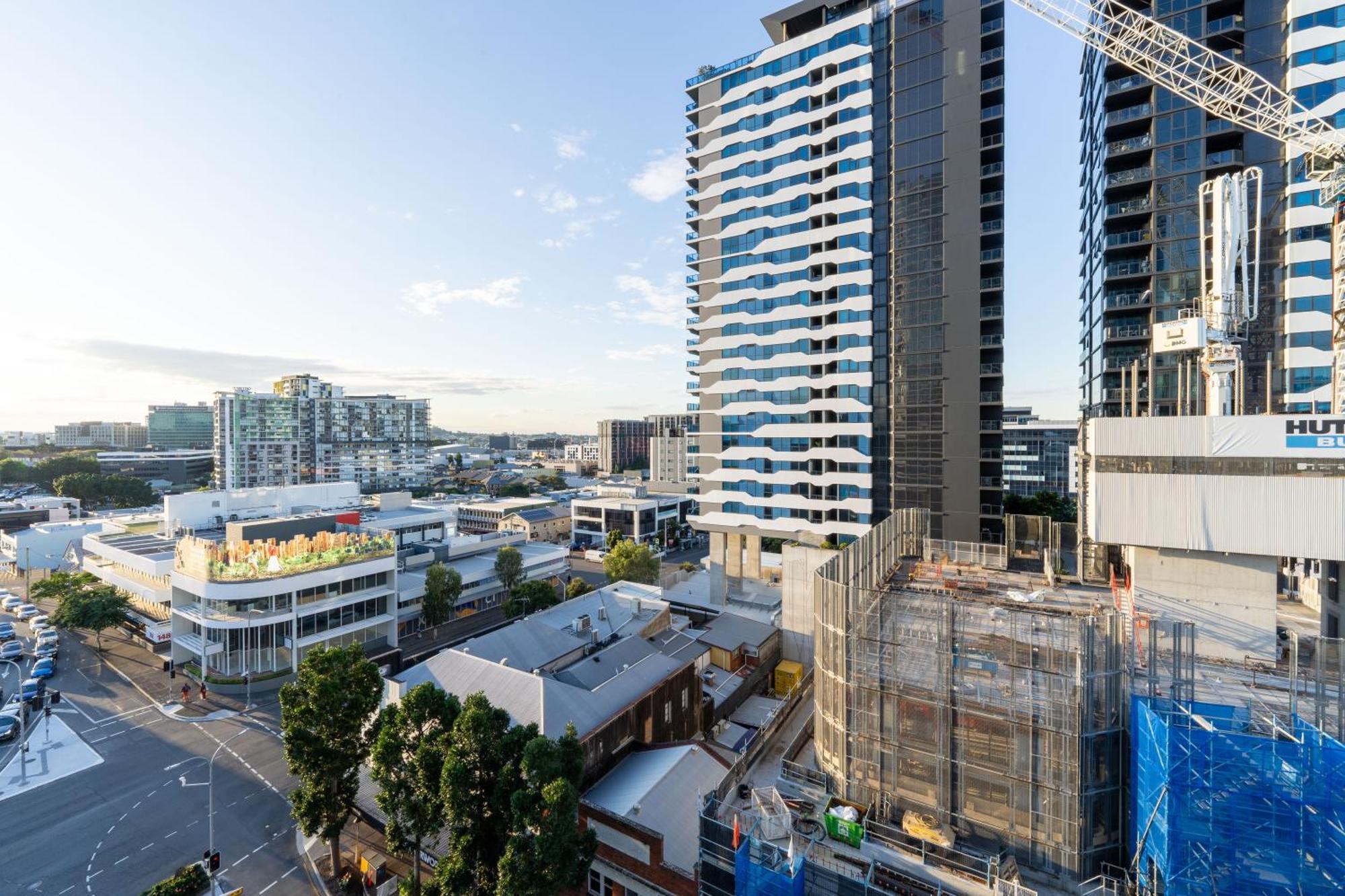 Modern Valley Pad With Rooftop Pool, Study & Parking Apartment *