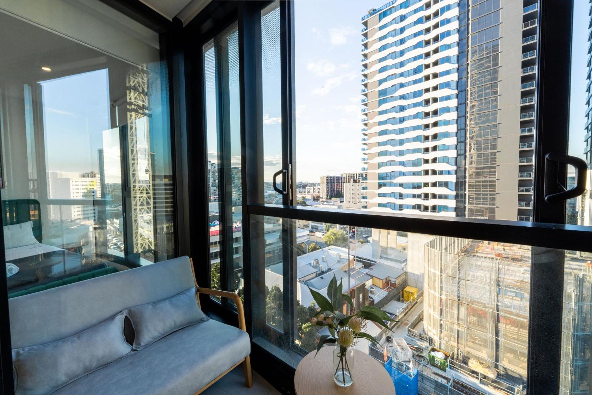 Apartment Modern Valley Pad With Rooftop Pool, Study & Parking *