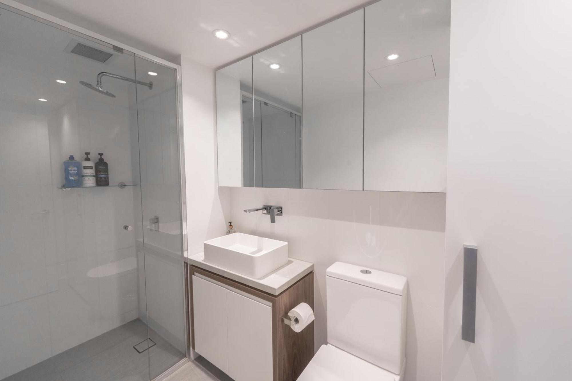 Modern Valley Pad With Rooftop Pool, Study & Parking Apartment *