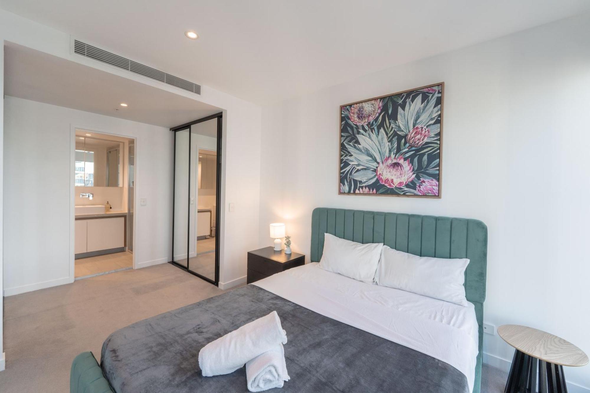 Modern Valley Pad With Rooftop Pool, Study & Parking Apartment Brisbane
