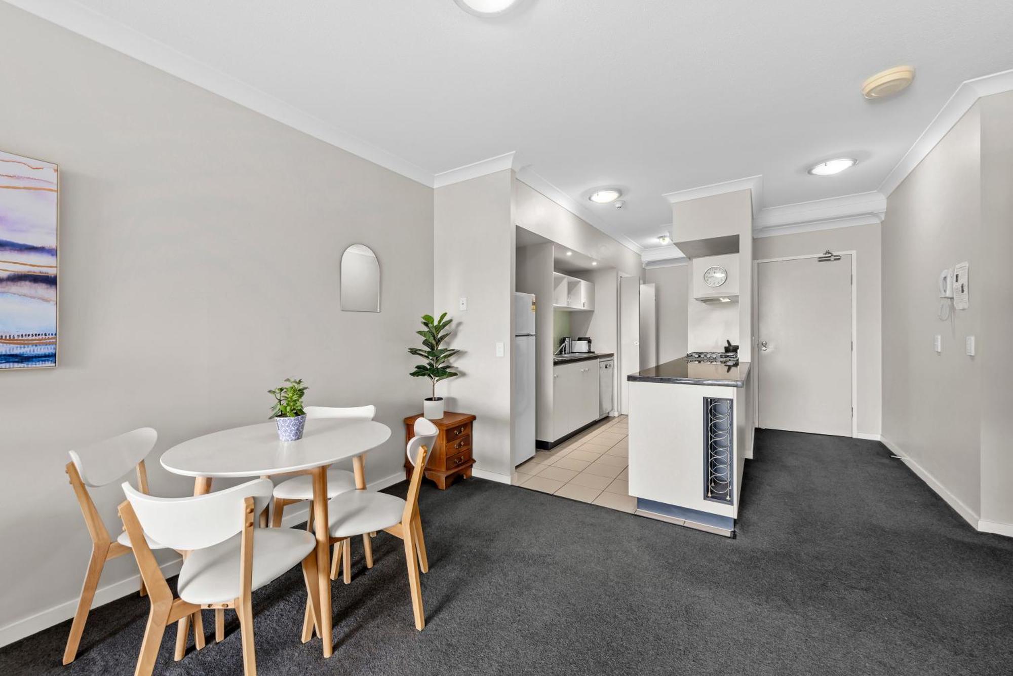 Apartment Spacious 2br Close To Uq, Shops With 2parking & Pool