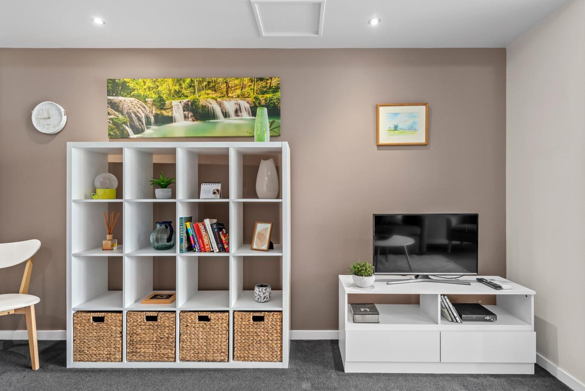 Spacious 2br Close To Uq, Shops With 2parking & Pool Apartment