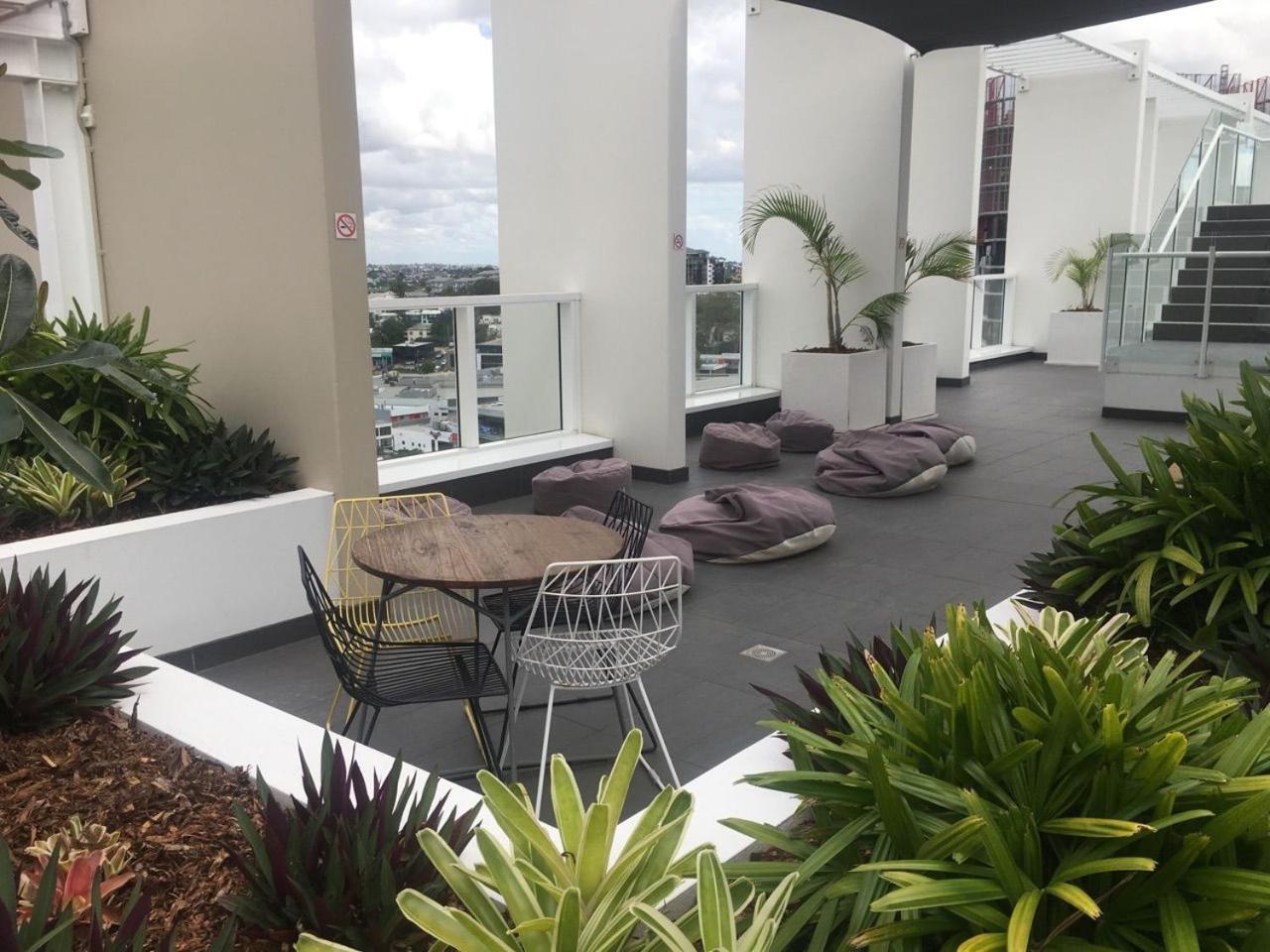 Modern 1br With Parking And Study Desk!