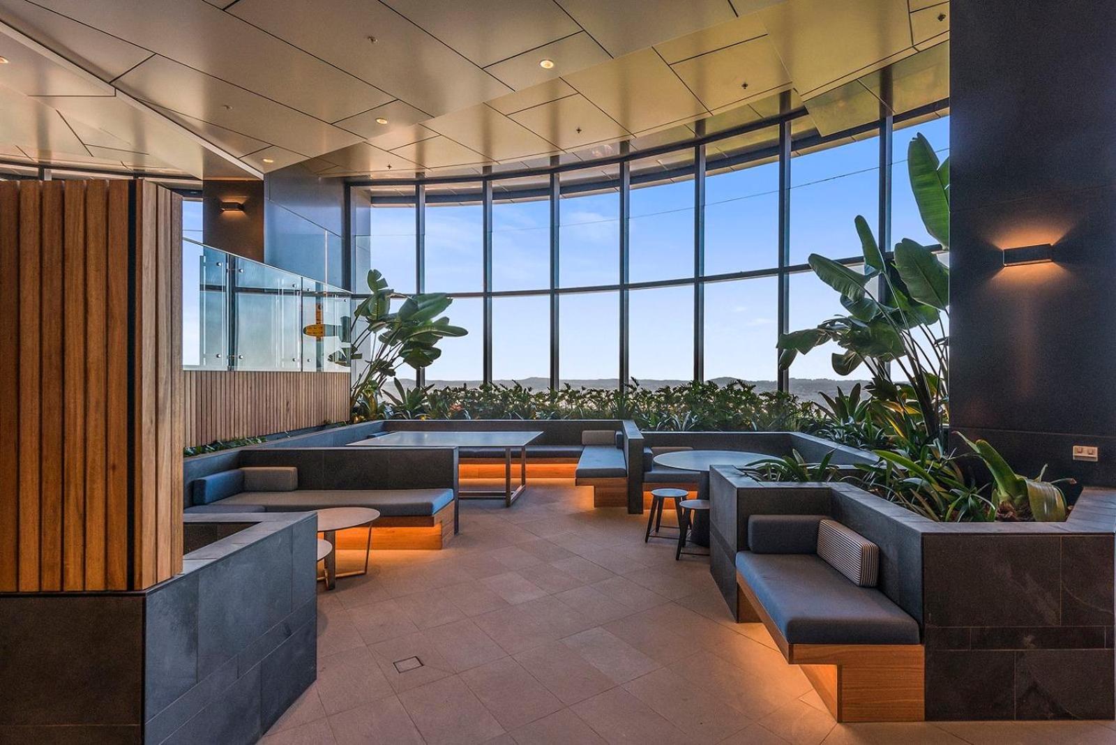 Cbd 2br With Breathtaking Views, Pool & Gym Apartment *