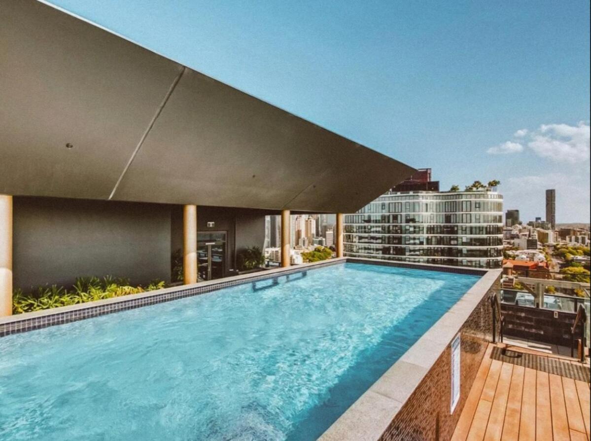 Apartment Spacious 2b2b With Free Parking And Rooftop Pool