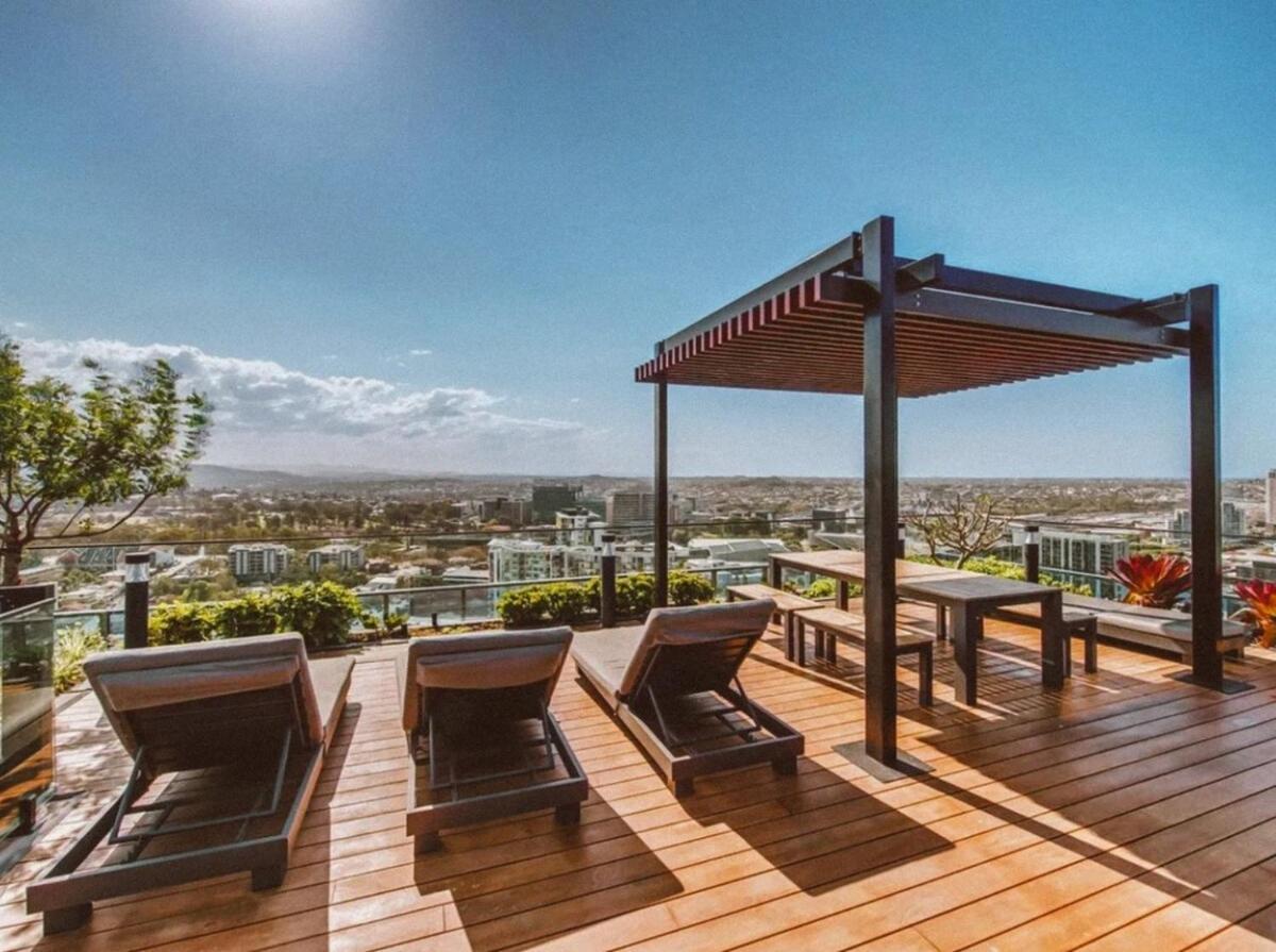 Apartment Spacious 2b2b With Free Parking And Rooftop Pool *