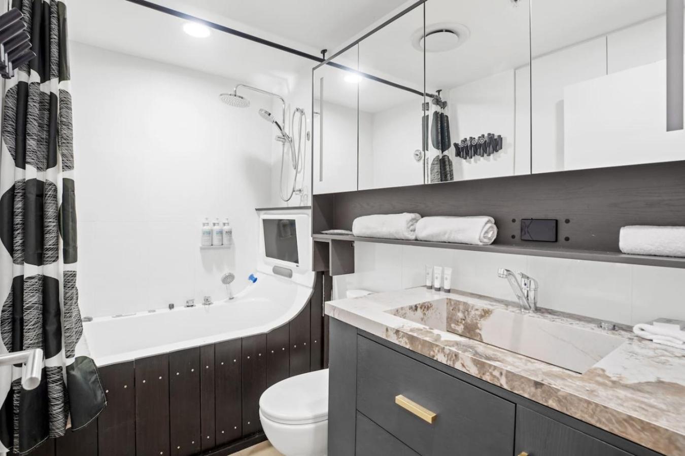 One Bedroom Near Theatres Galleries Apartment *