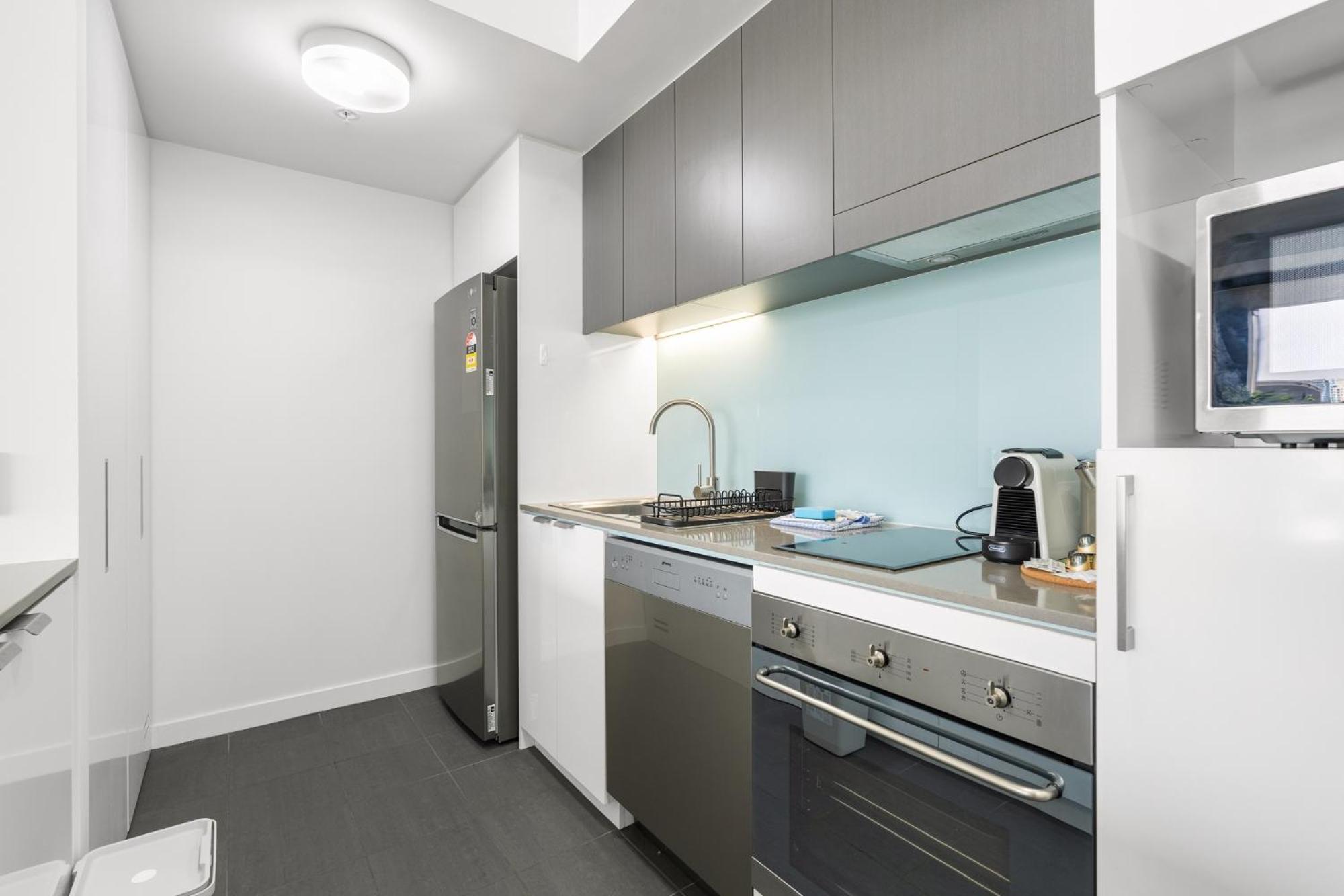 Chic 1 Bed Inner-city Retreat With Pool And Views