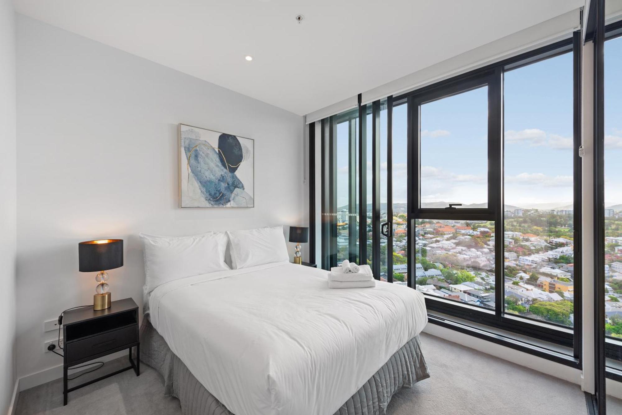 Stunning Mountain Views Infinity Pool, Gym, Park