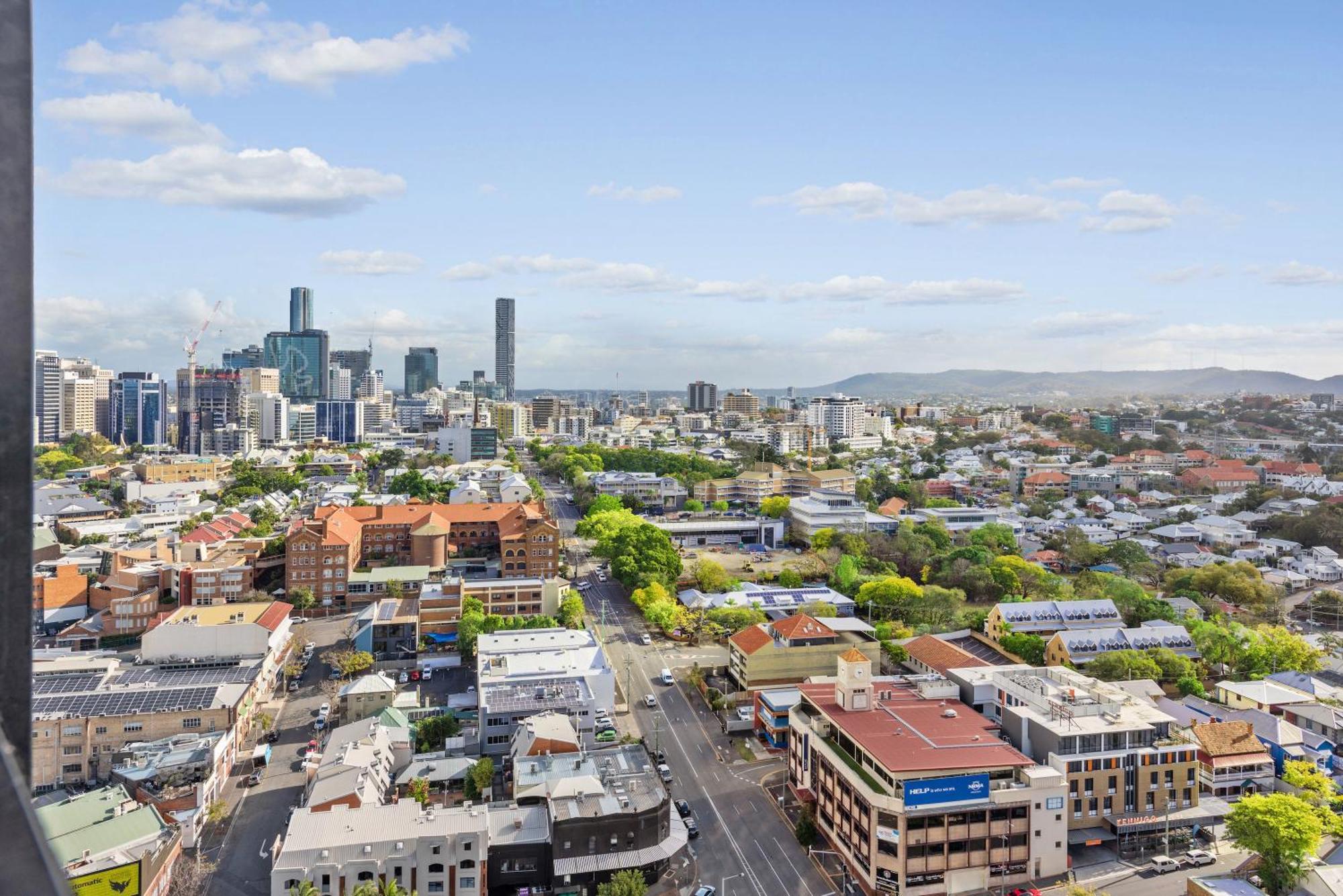 Apartment Stunning Mountain Views Infinity Pool, Gym, Park Brisbane