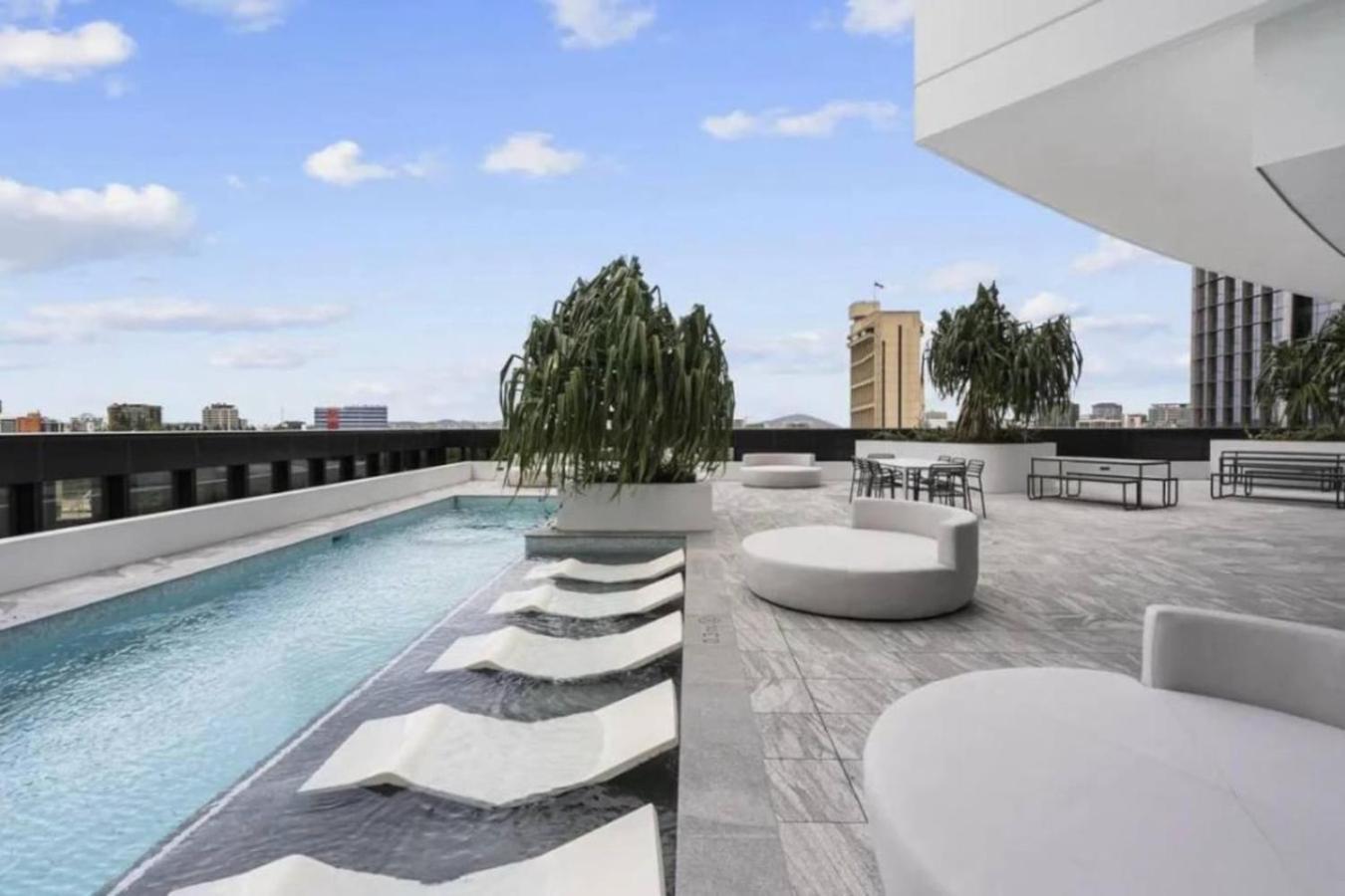 Stylish With Pool, Sauna & Gym Apartment