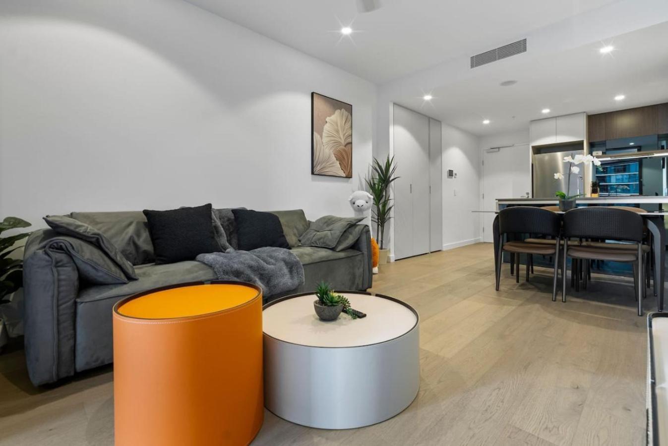 Apartment Stylish With Pool, Sauna & Gym *