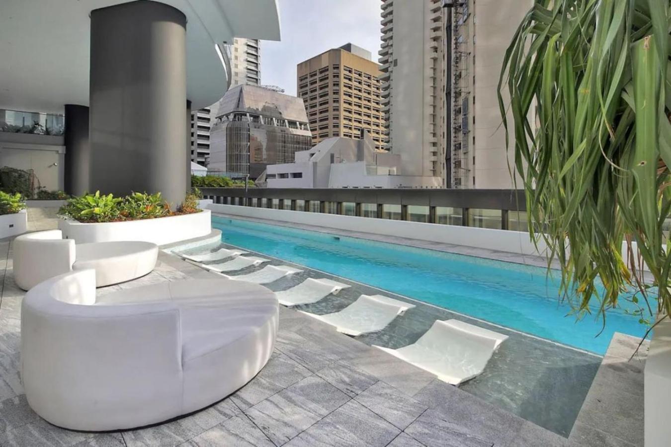 Stylish With Pool, Sauna & Gym *
