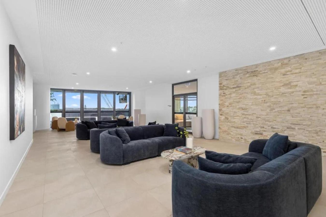 Apartment Stylish With Pool, Sauna & Gym *