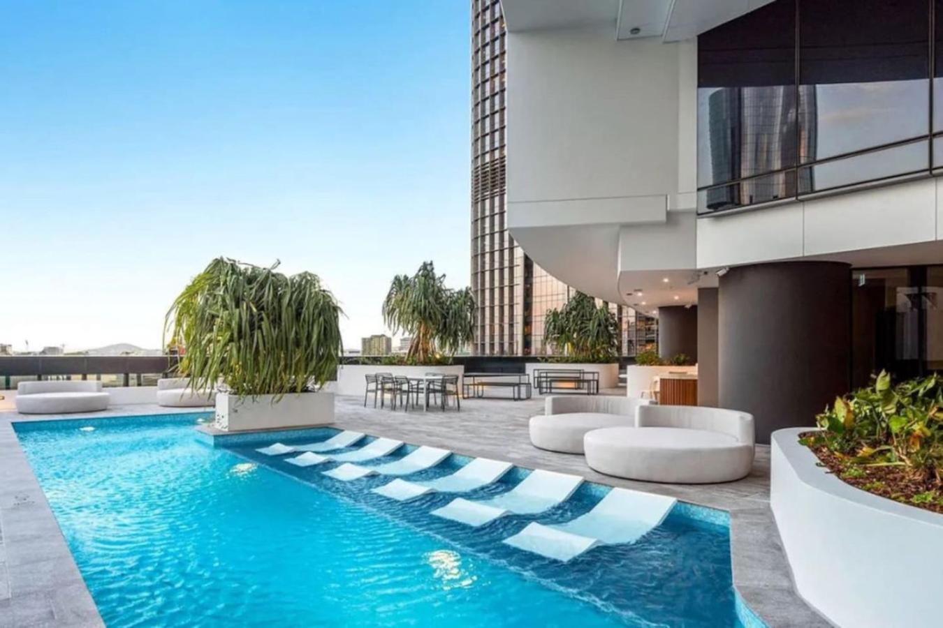 Stylish With Pool, Sauna & Gym *