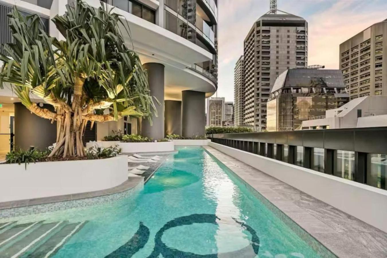 Stylish With Pool, Sauna & Gym Apartment