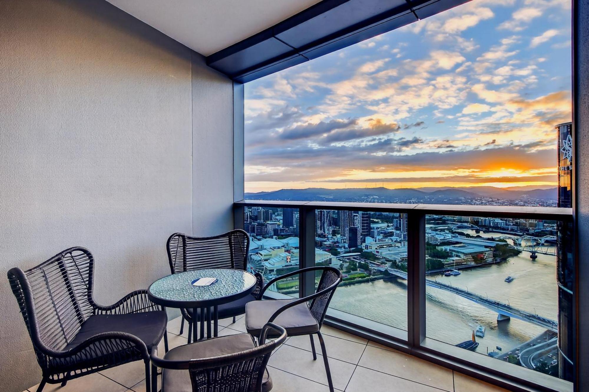 River Glow At Queens Wharf Level 43 Brisbane