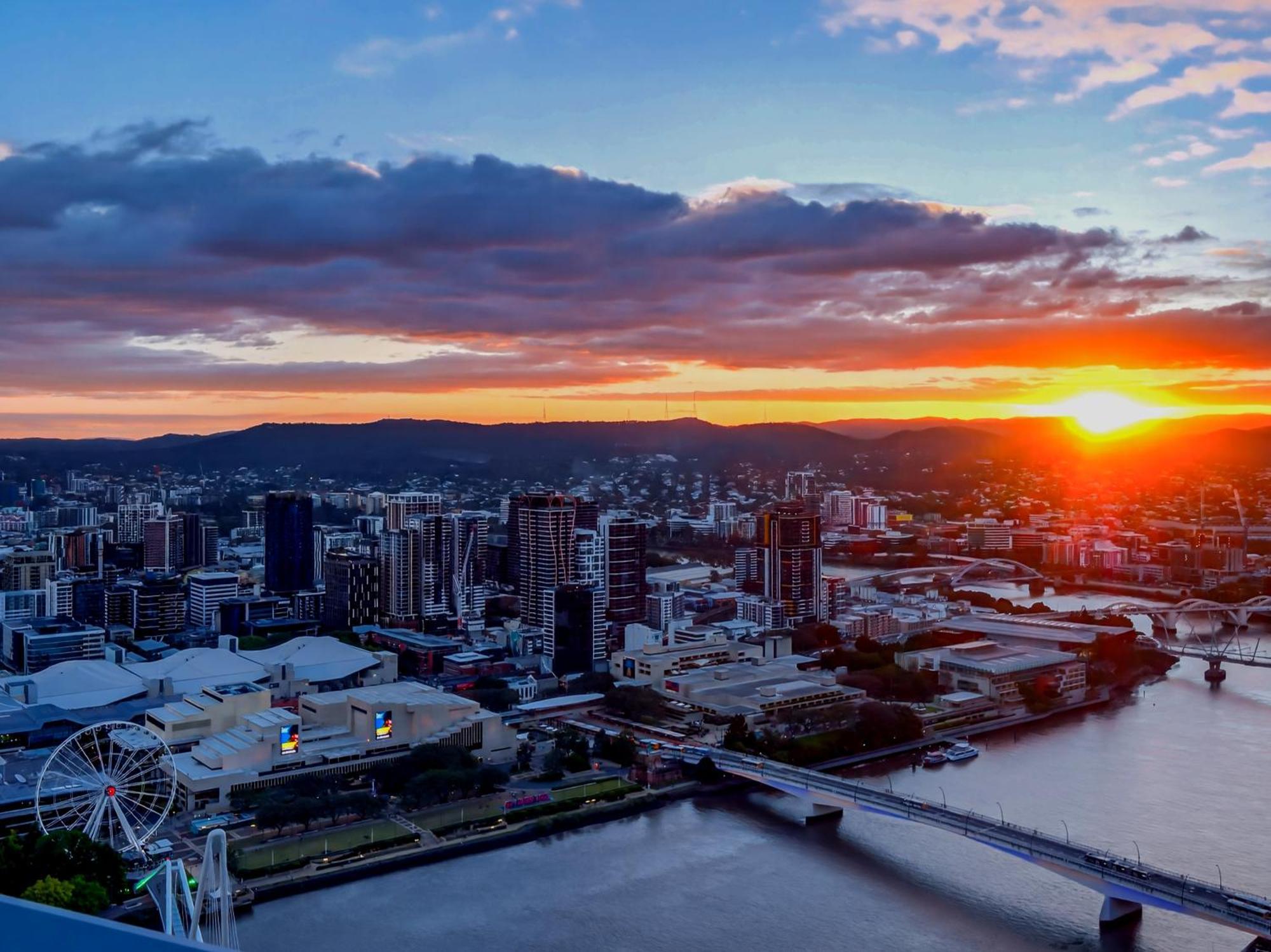 River Glow At Queens Wharf Level 43 * Brisbane