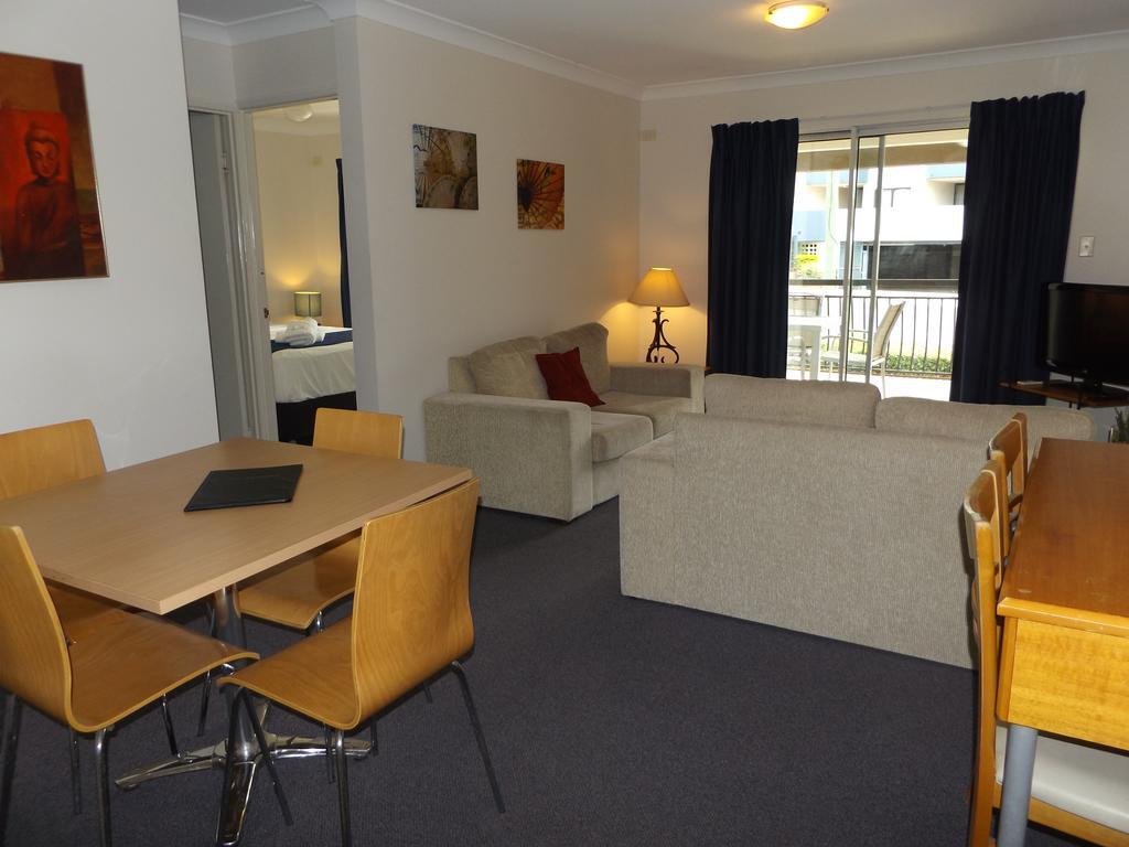 Milton Aparthotel 4*