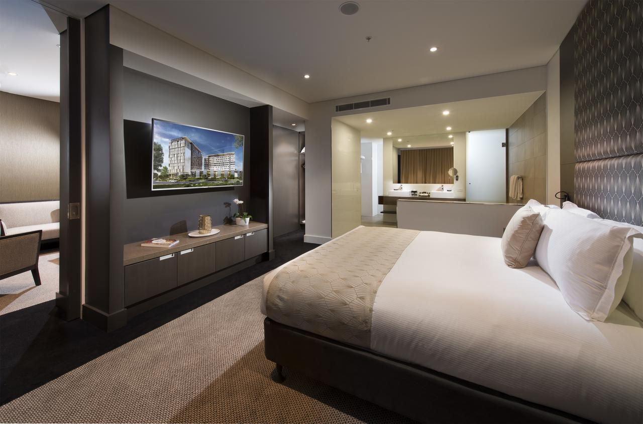 Pullman Airport Hotel 5*