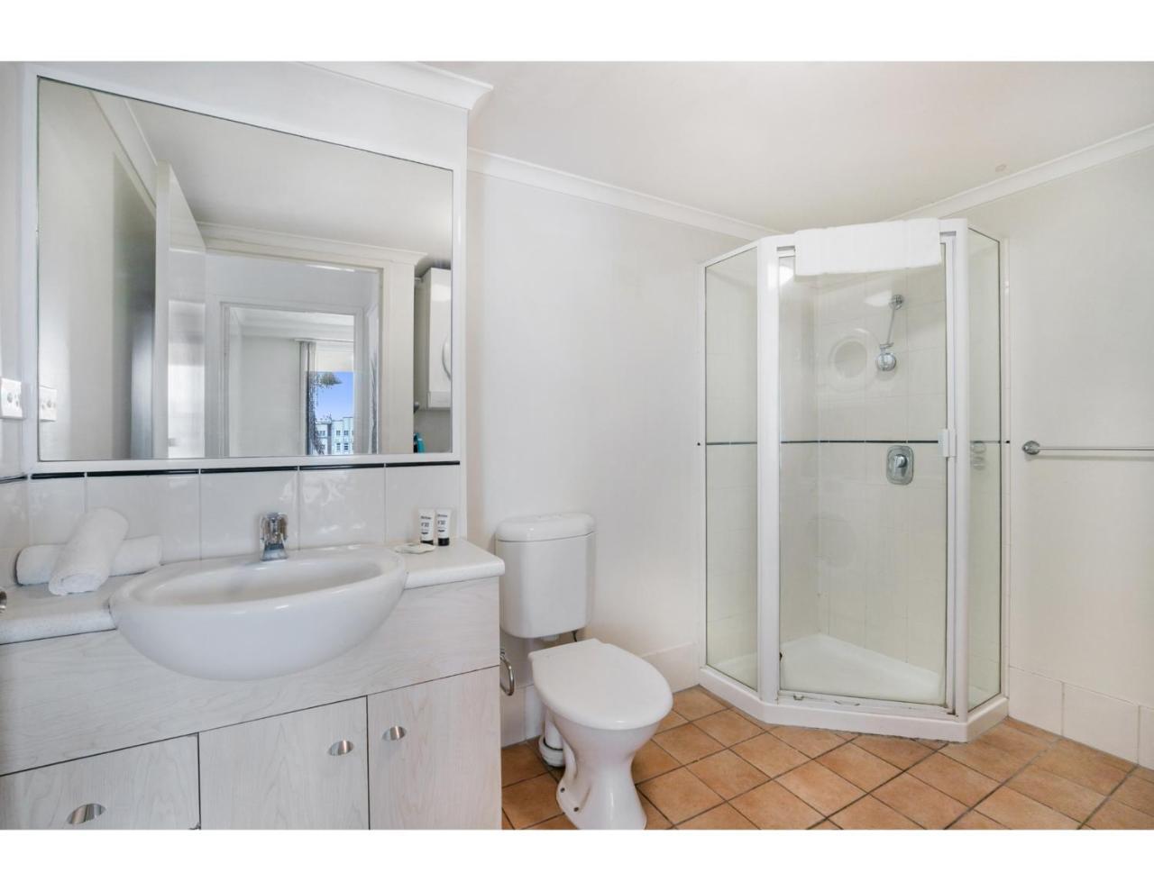 Sunny Poolside Retreat In The Heart Of The Valley Brisbane